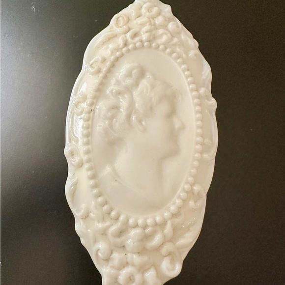FOSTORIA, JENNY LIND, PRESSED, MILK GLASS, CAMEO, PIN BOX WITH LID. - Picture 5 of 14